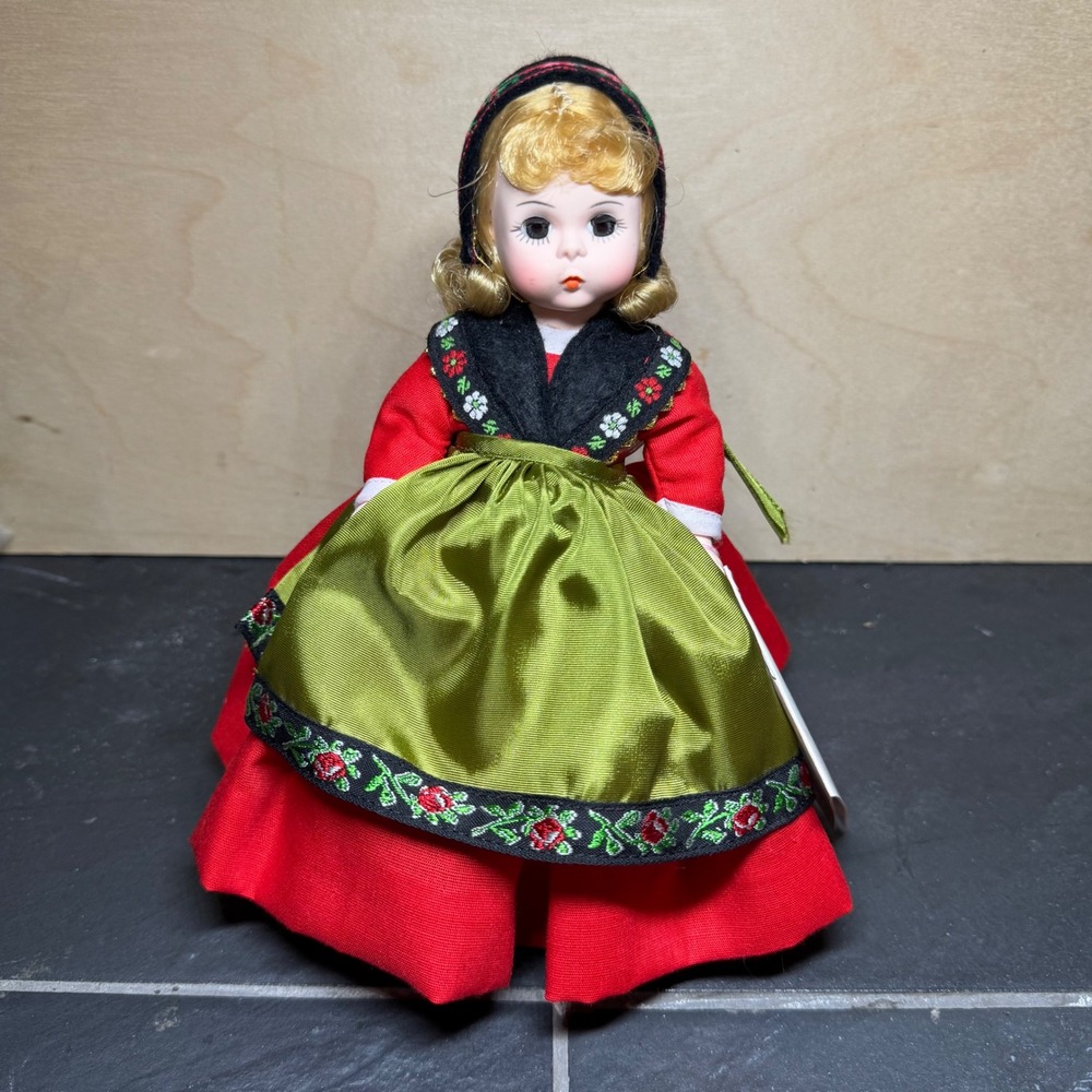 VTG Madame Alexander International Collection Doll 8" Sweeden w/ tags &‎ Stand